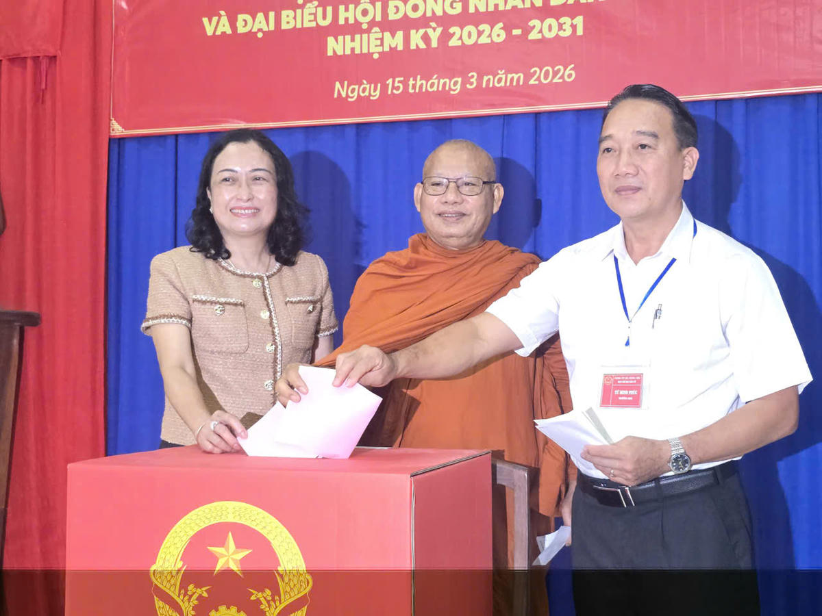 Bà Trần Thị Hoa Ry, Phó Chủ tịch Hội đồng dân tộc của Quốc hội tham gia bầu cử ở ấp Cái Giá, xã Hưng Hội, tỉnh Cà Mau. Ảnh: Nguyên Du