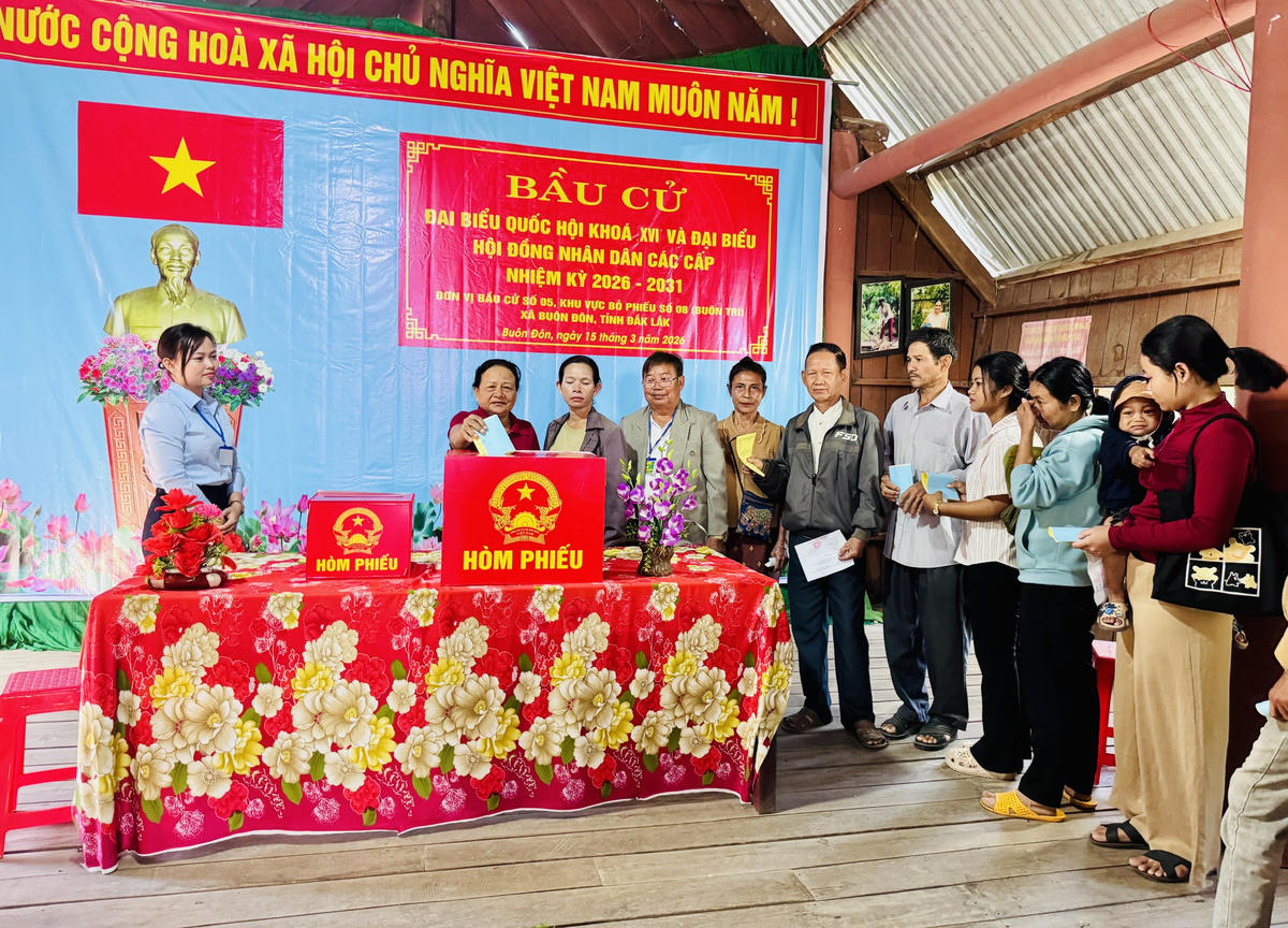 Mỗi lá phiếu được bỏ vào thùng không chỉ là sự lựa chọn đại biểu, mà còn là niềm tin của đồng bào biên giới gửi về Đảng và Nhà nước. Ảnh: Thanh Nga.