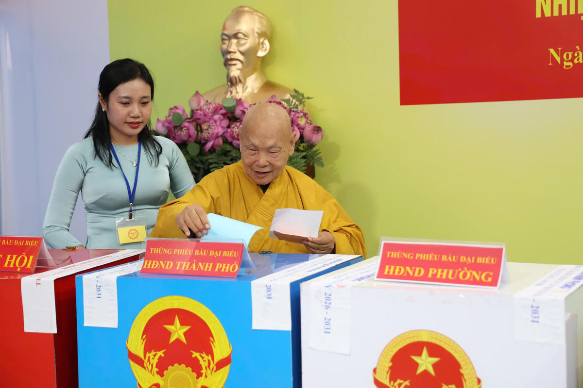 Hòa thượng Thích Thiện Nhơn, Chủ tịch Hội đồng Trị sự Giáo hội Phật giáo Việt Nam tham gia bỏ phiếu tại phường Nhiêu Lộc, TP Hồ Chí Minh. Ảnh: TL