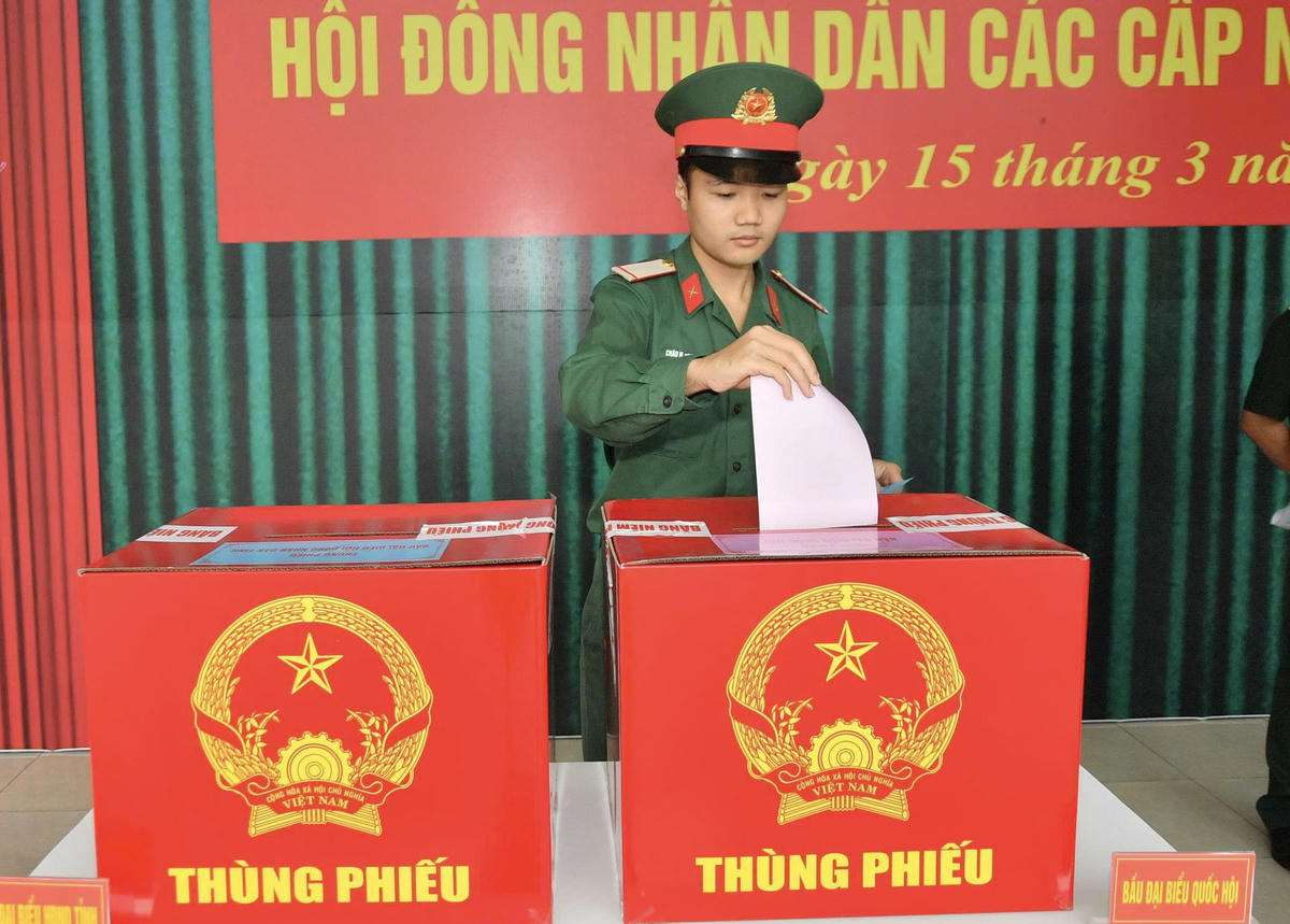 “Đây là lần đầu tiên tôi trực tiếp cầm lá phiếu bầu đại biểu Quốc hội và HĐND các cấp. Tôi cảm thấy rất vinh dự và tự hào khi được thực hiện quyền công dân trong màu áo lính. Tôi mong rằng những đại biểu được bầu sẽ là những người thật sự tâm huyết, có nhiều quyết sách đúng đắn để phát triển đất nước, chăm lo tốt hơn đời sống nhân dân và lực lượng vũ trang.”, Binh nhất Châu Nguyễn Hưng Thịnh, chiến sĩ trẻ đang công tác tại cơ quan Bộ CHQS tỉnh An Giang bày tỏ niềm xúc động.