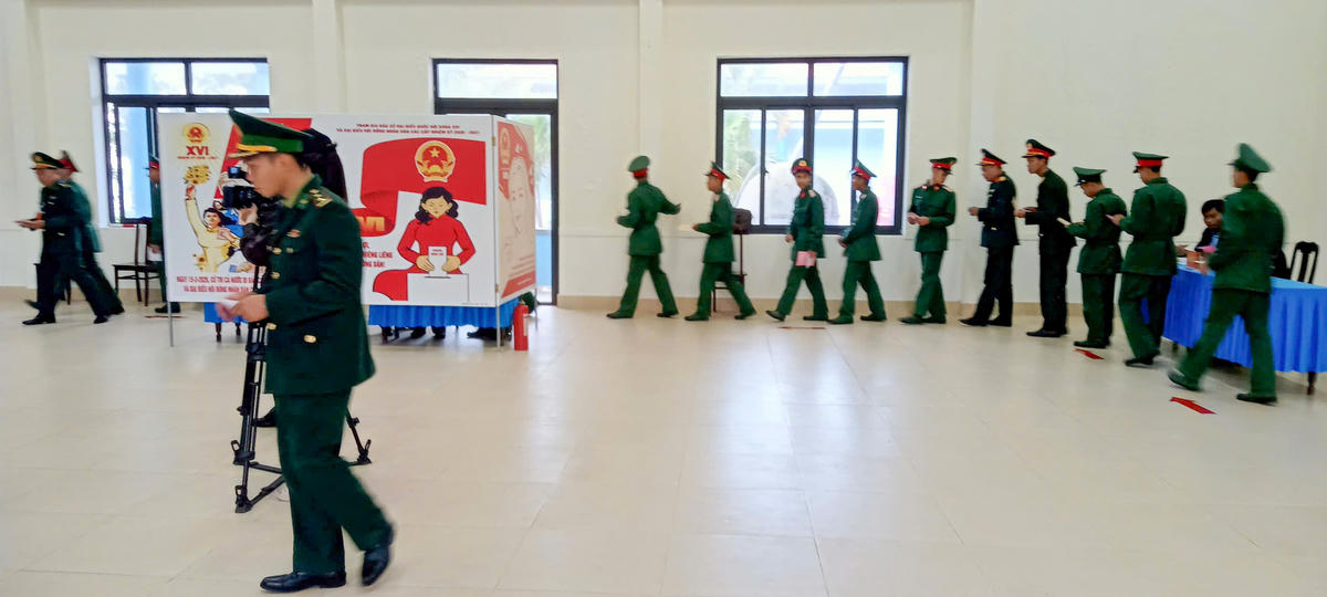 Quá trình bỏ phiếu diễn ra tuần tự, nghiêm túc. Khu vực bỏ phiếu được bố trí hợp lý, thuận lợi cho quá trình bỏ phiếu của cử tri. Ảnh: ĐK.