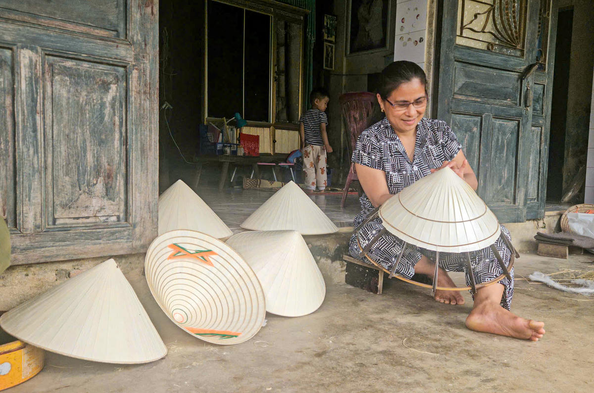 Nghề làm nón đã gắn bó với gia đình chị Đỗ Thị Hà từ nhiều năm nay. Ảnh: Cẩm Kỳ