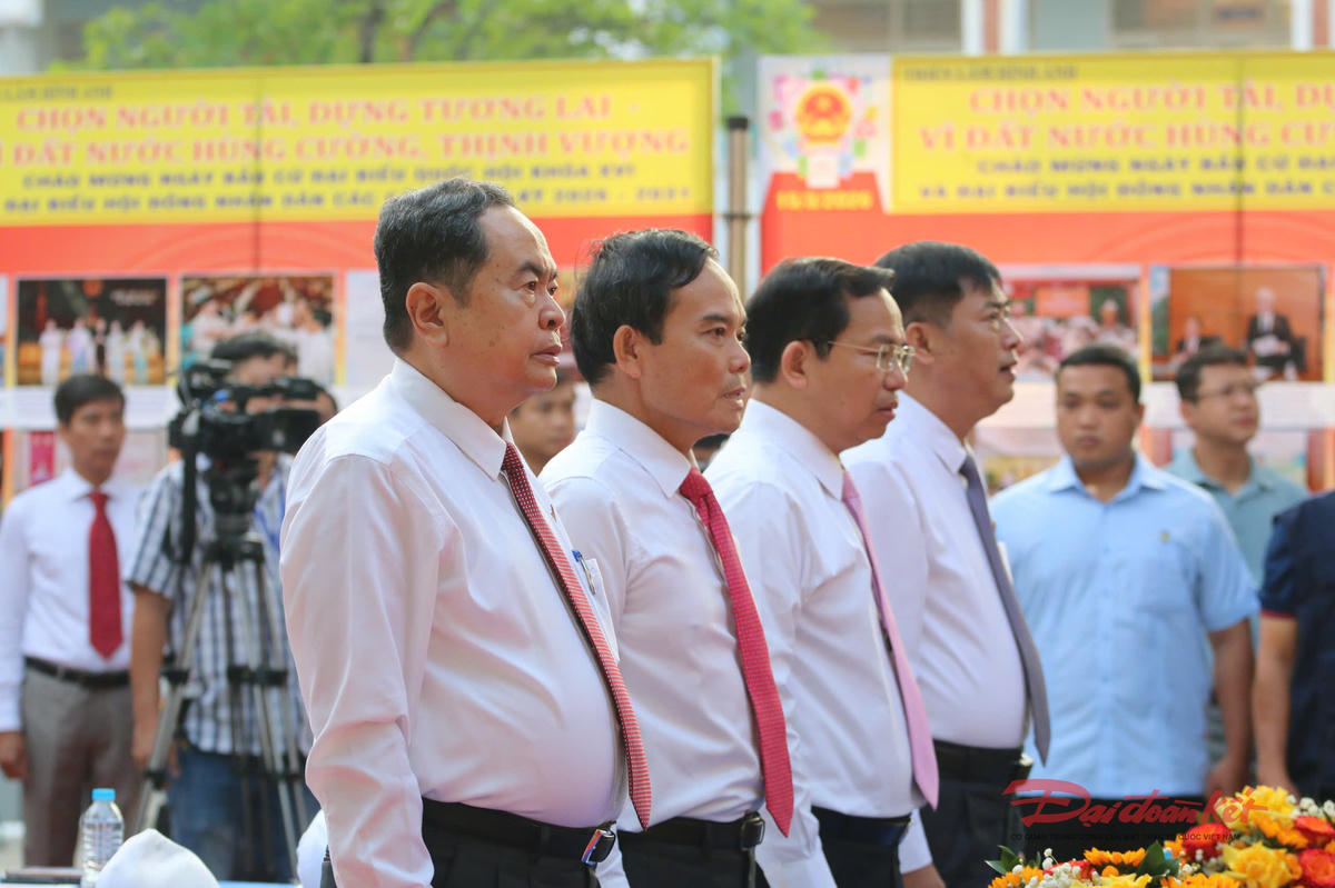 Chủ tịch Quốc hội Trần Thanh Mẫn tham gia khai mạc bỏ phiếu tại điểm bầu cử xã Hóc Môn sáng nay. Ảnh: Hồng Phúc.