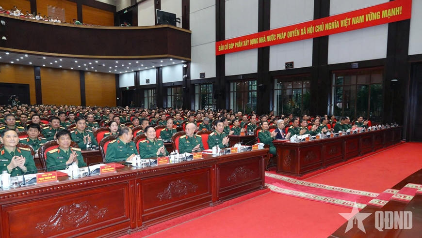 Các đồng chí lãnh đạo, nguyên lãnh đạo Bộ Quốc phòng và các đại biểu dự lễ khai mạc và tham gia bầu cử tại Hội trường Bộ Quốc phòng - Khu vực bầu cử số 14, phường Ba Đình, TP Hà Nội. Ảnh: Báo QĐND