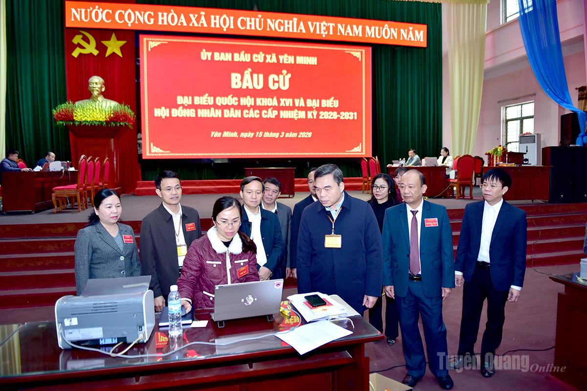 Ông Ma Thế Hồng, Phó Bí thư Tỉnh ủy, Chủ tịch Ủy ban MTTQ Việt Nam tỉnh kiểm tra, nắm tình hình công tác bầu cử tại xã Yên Minh. Ảnh: Báo Tuyên Quang