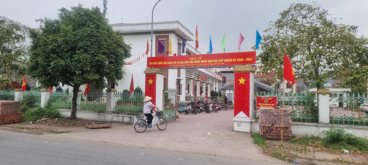 Từ sớm, người dân đã nô nức tới khu vực bỏ phiếu bầu cử. Ảnh: Nam Anh.