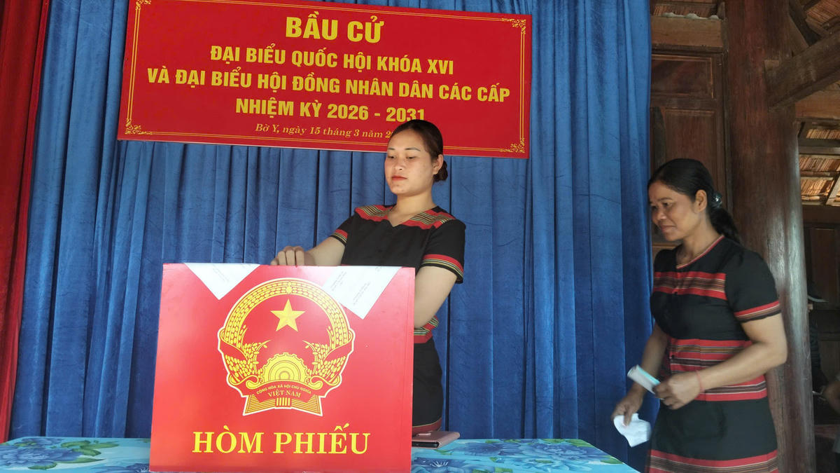 Cử tri ở xã Bờ Y, tỉnh Quảng Ngãi đang thực hiện bỏ phiếu. Ảnh: CV.