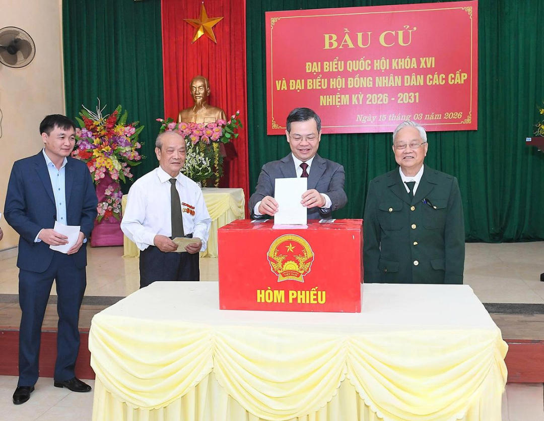 Chủ tịch HĐND tỉnh Tuyên Quang Nguyễn Văn Sơn bỏ phiếu bầu cử tại khu vực bỏ phiếu số 23 Nhà văn hóa tổ dân phố Tân Hà 13, phường Minh Xuân.