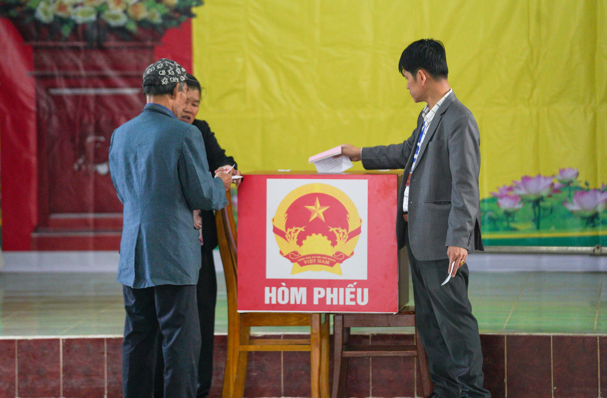 Cử tri thực hiện bỏ phiếu tại khu vực bỏ phiếu số 20. Ảnh: Cẩm Kỳ&nbsp;