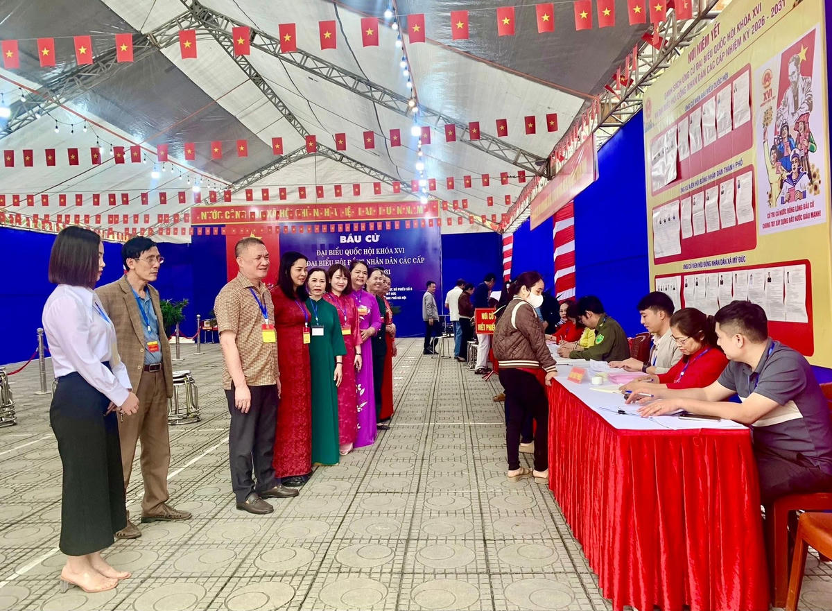 Chủ tịch UBND xã Mỹ Đức Nguyễn Quang Đường đã gặp gỡ, động viên các cán bộ làm công tác bầu cử của khu vực bầu cử số 14. Ảnh: TL