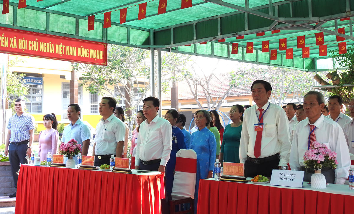 Tổ bầu cử ở ấp Phước Hưng 1 tổ chức lễ khai mạc. Ảnh: Đ.Xá. 