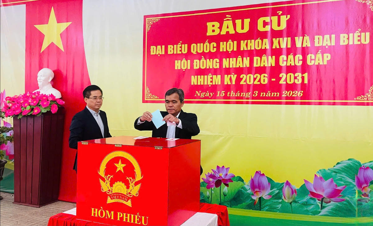 Bí thư Tỉnh ủy Quảng Ngãi Hồ Văn Niên và Chủ tịch UBND tỉnh Quảng Ngãi Nguyễn Hoàng Giang đang bỏ phiếu. Ảnh: Tấn Thành. 