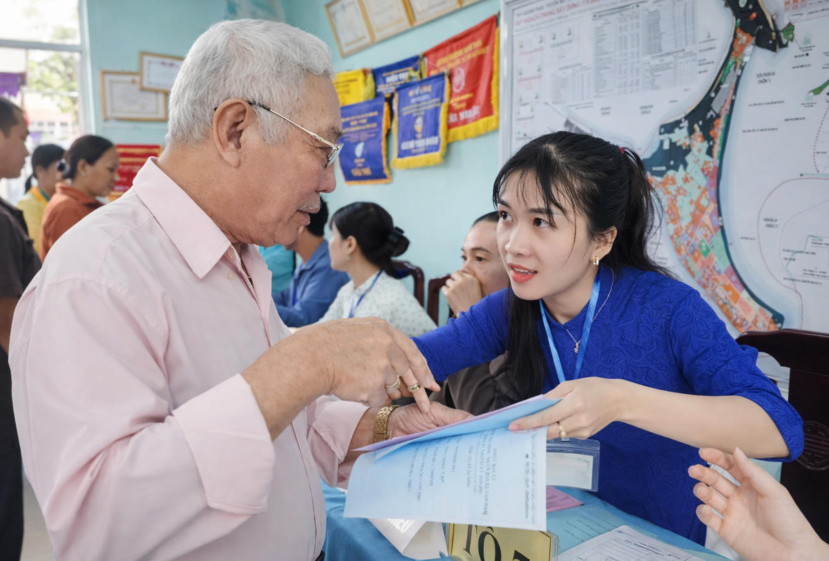 Những cử tri lớn tuổi được ban tổ chức bỏ phiếu hướng dẫn. Ảnh: Tấn Thành.