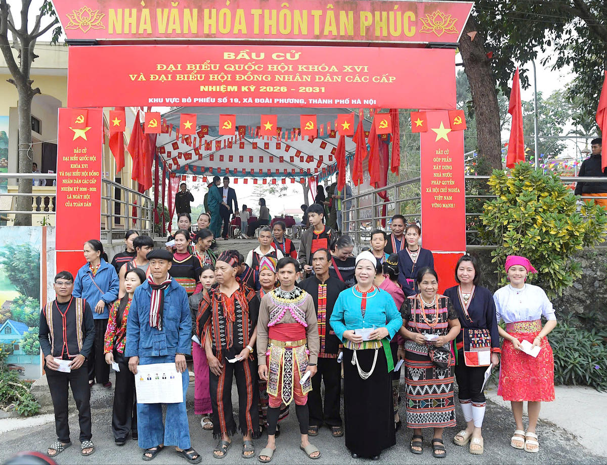 Không khí tại khu vực bỏ phiếu diễn ra trang trọng, dân chủ, thể hiện tinh thần trách nhiệm của cử tri đối với sự kiện chính trị quan trọng của đất nước.