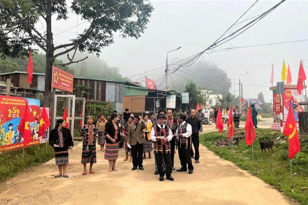 Cử tri vùng cao Đà Nẵng hân hoan trong ngày bầu cử. Ảnh: CV.