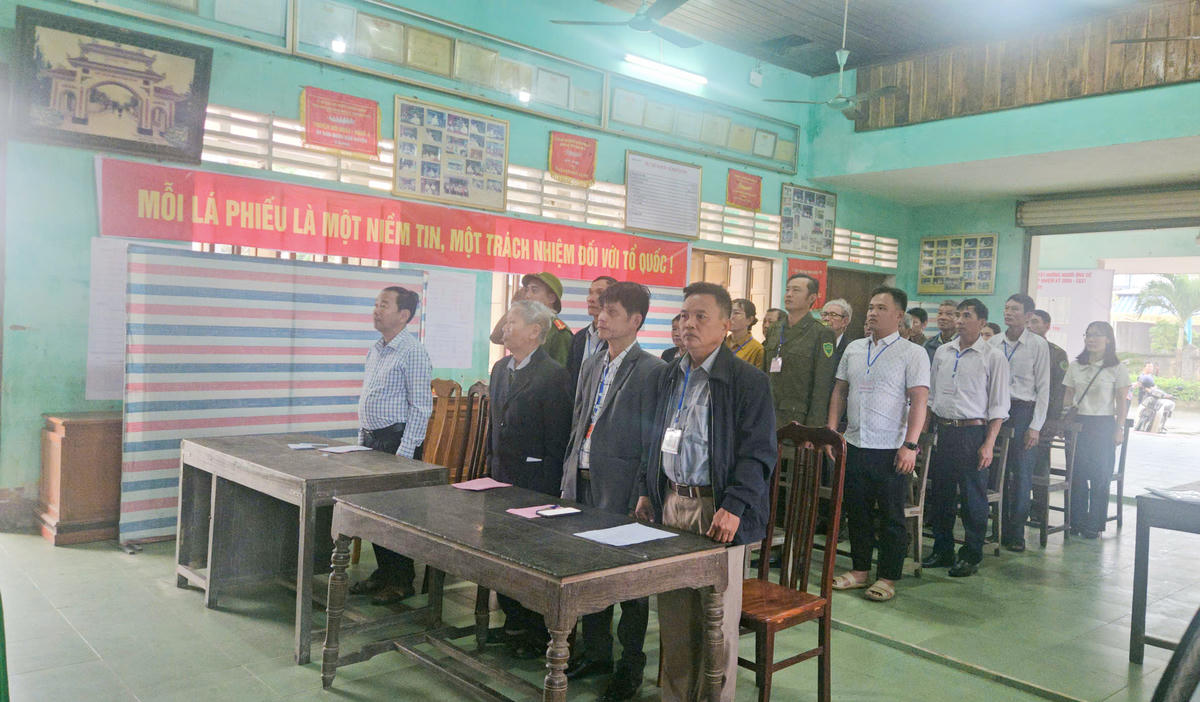 Các đại biểu thực hiện nghi thức khai mạc trước khi bỏ phiếu. Ảnh: Cẩm Kỳ&nbsp;