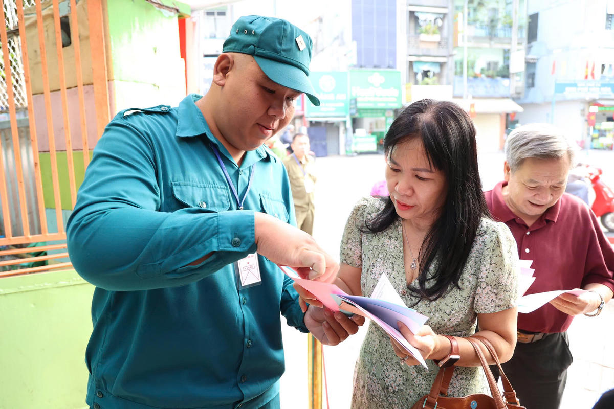 Quang cảnh khai mạc bầu cử tại điểm bỏ phiếu thuộc phường Nhiêu Lộc, TP Hồ Chí Minh. Ảnh: TL.