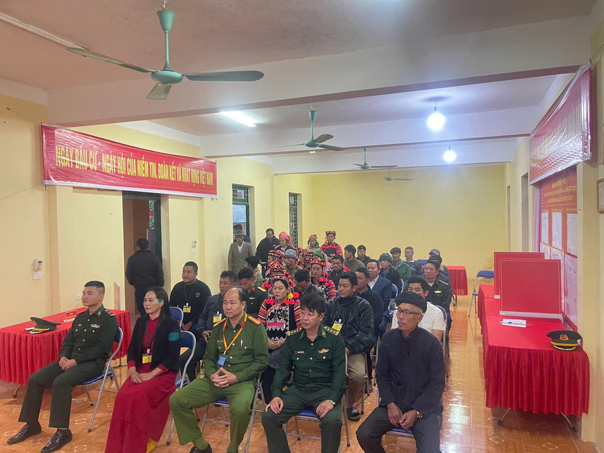 Hình ảnh cử tri nơi cực Tây Tổ quốc đi bầu cử