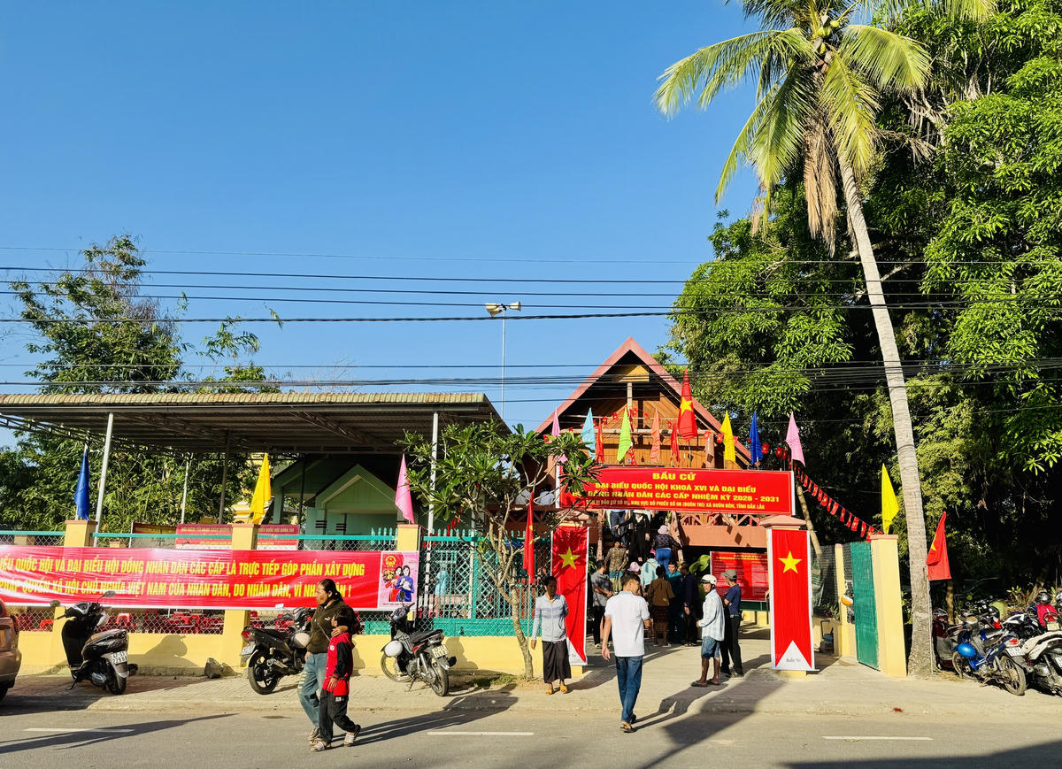 Các điểm bỏ phiếu trên địa bàn xã biên giới Buôn Đôn, rực đỏ cờ hoa rực rỡ. Ảnh: Thanh Nga.