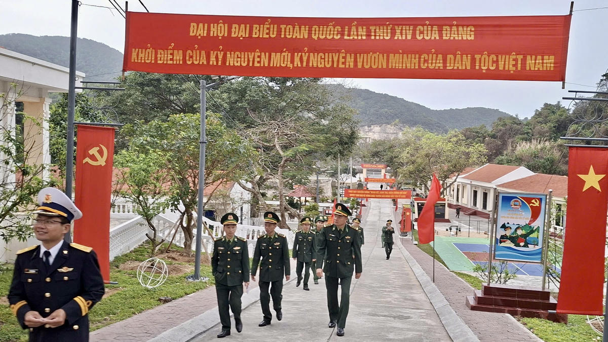 Lực lượng vũ trang trên đảo Trần (đặc khu Cô Tô) - đảo tiền tiêu xa đất liền nhất của tỉnh Quảng Ninh, tập trung đến điểm bỏ phiếu bầu cử từ sáng sớm.