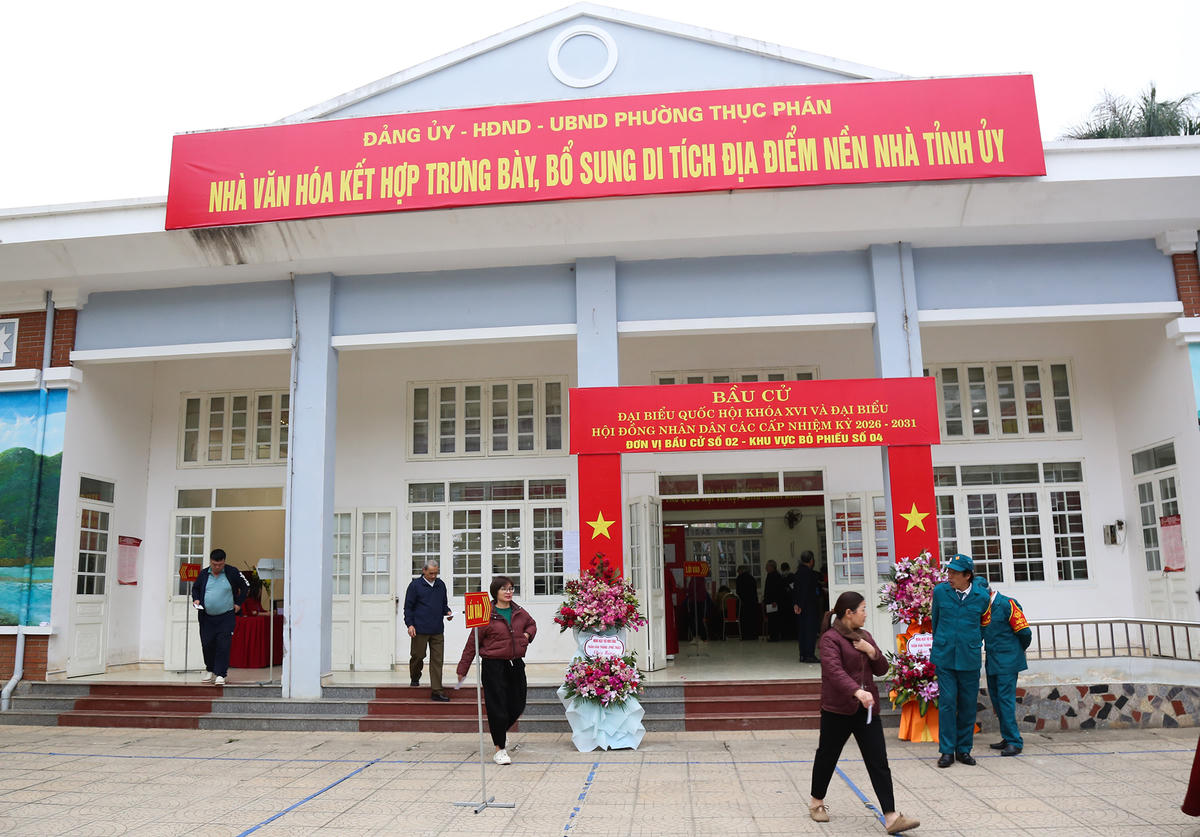 7h sáng 15/3, cùng với các điểm bỏ phiếu khác trên toàn tỉnh Cao Bằng, đông đảo cử tri liên tổ Hợp Giang 10, 11, 12 (phường Thục Phán) đã đến khu vực bỏ phiếu số 04, đơn vị bầu cử số 02 để thực hiện quyền bầu cử.