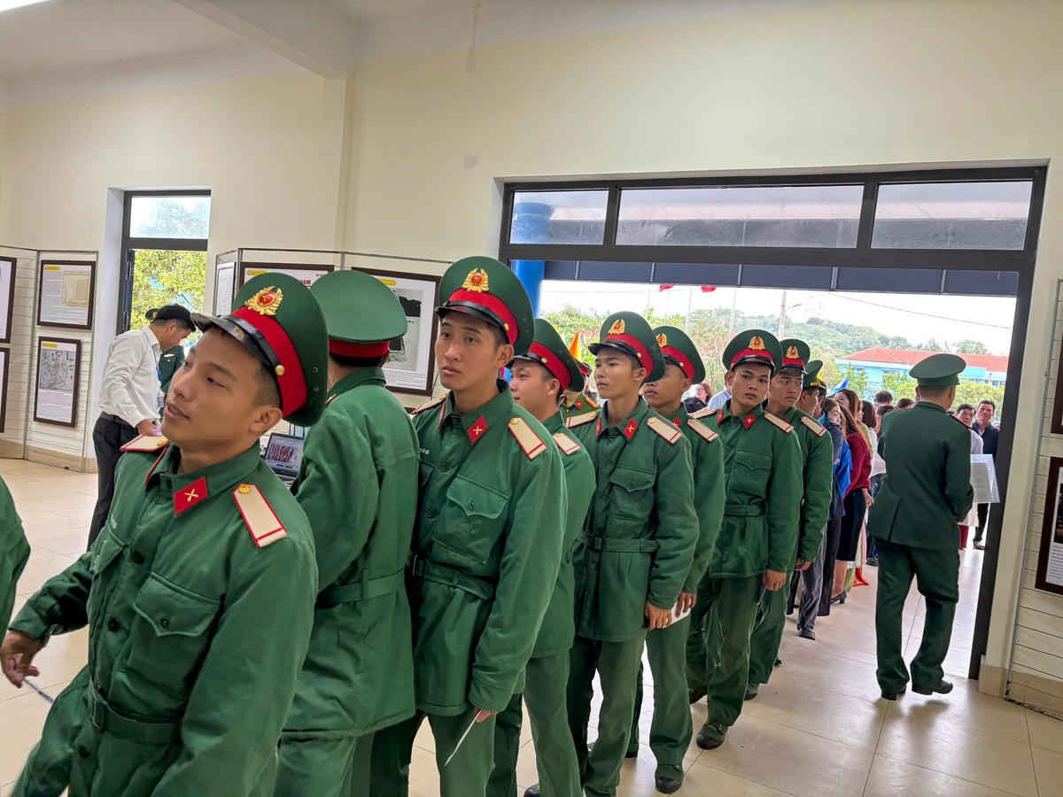 Đến giờ bầu cử, cán bộ, chiến sĩ và người dân xếp hàng tuần tự theo hướng dẫn của ban tổ chức, tham gia bỏ phiếu. Ảnh: ĐK.