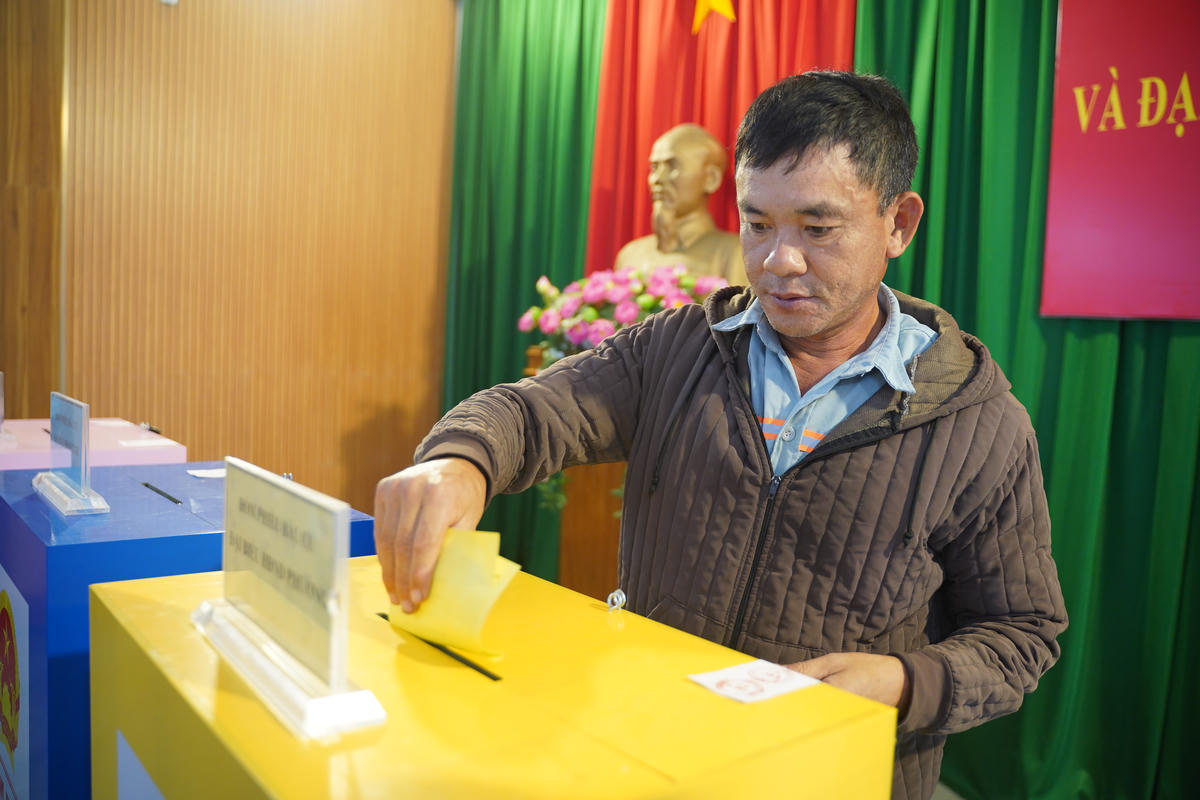 Cử tri Nguyễn Văn Bé đang bỏ phiếu. Ảnh: Đình Sang.