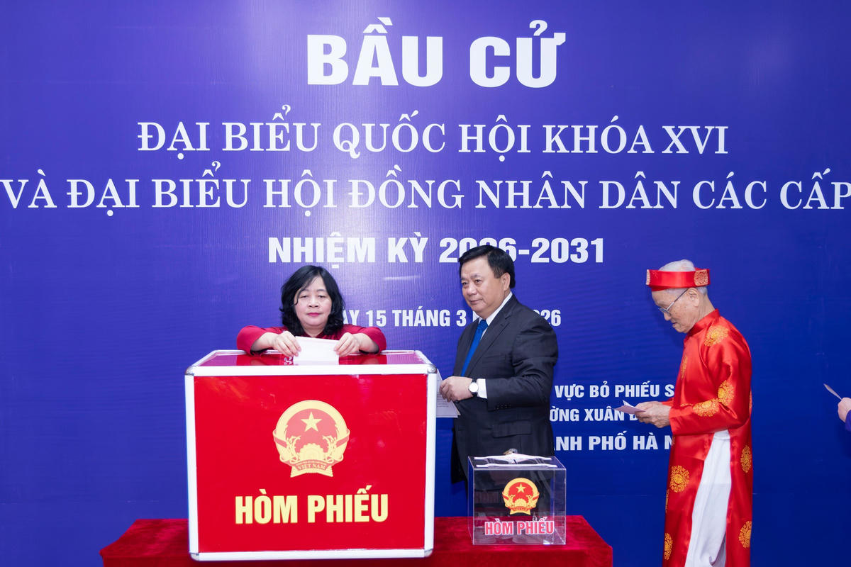 Chủ tịch Bùi Thị Minh Hoài và các đại biểu&nbsp;bỏ những lá phiếu đầu tiên tại khu vực bỏ phiếu số 7, đơn vị bầu cử số 2 thuộc tổ dân phố số 9 và 10 phường Xuân Đỉnh.&nbsp;Ảnh: Quang Vinh.