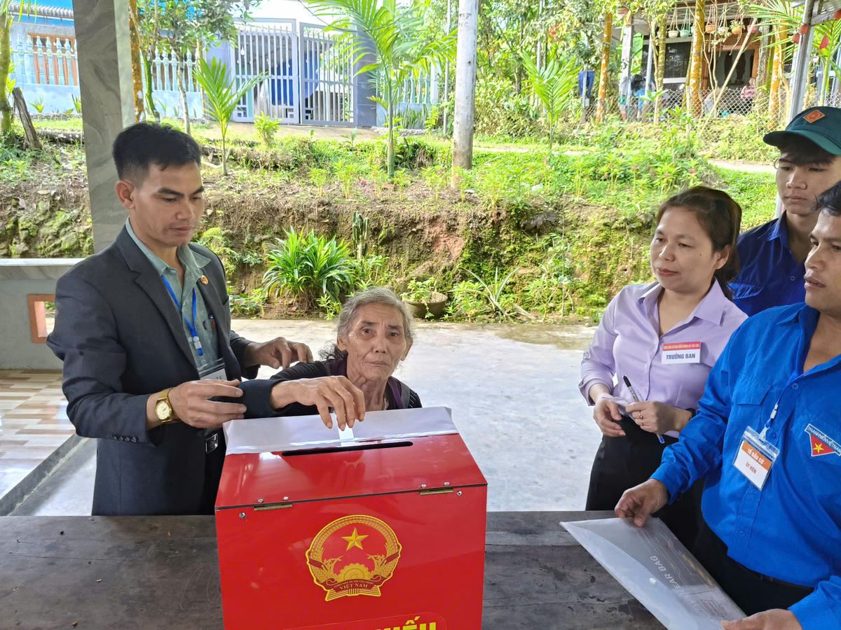 Cử tri Đinh Thị Hoa đang bỏ phiếu. Ảnh: CV.