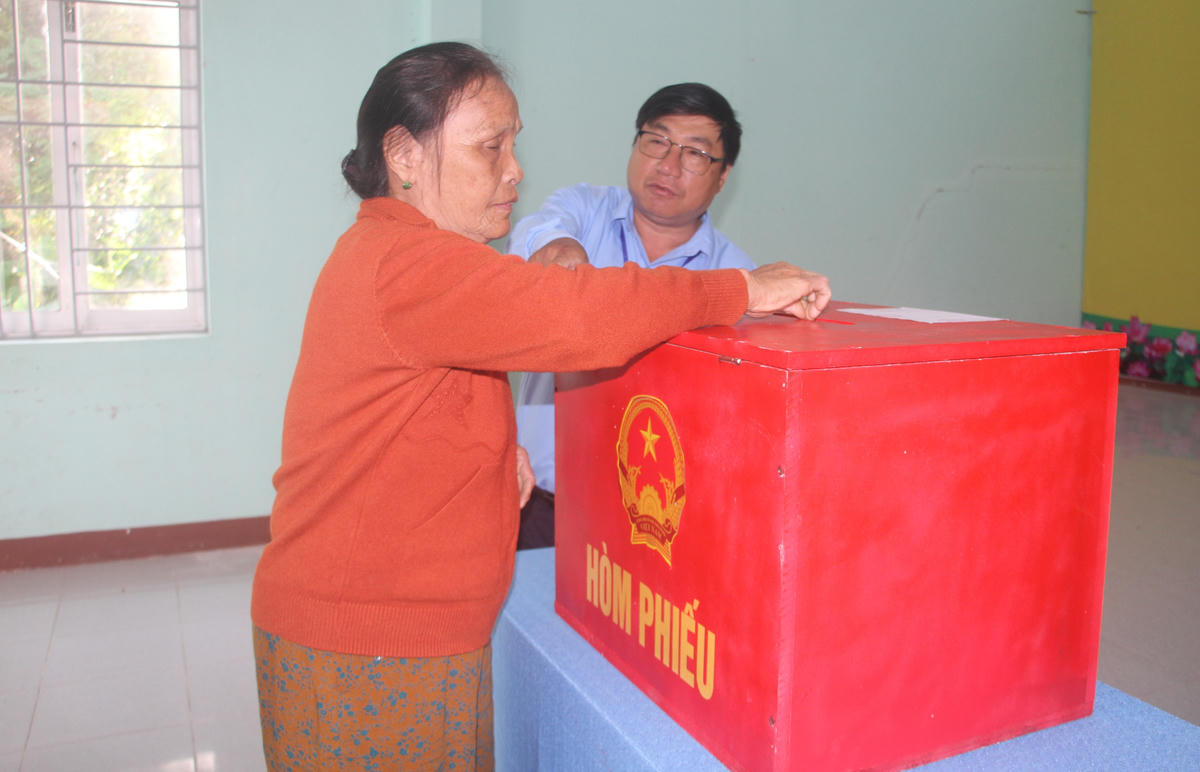 Cử tri thôn Thuận An lớn tuổi được hướng dẫn bỏ phiếu. Ảnh: Tấn Thành.