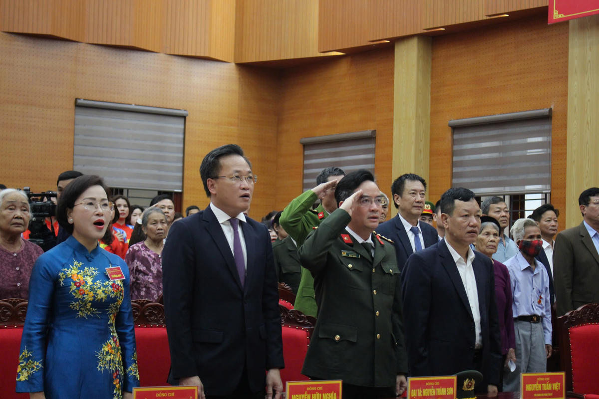 Bí thư Tỉnh ủy Hưng Yên Nguyễn Hữu Nghĩa thực hiện quyền, nghĩa vụ bầu cử tại khu vực bỏ phiếu số 14, tổ dân phố Yên Tập, phường Mỹ Hào. Trong ảnh: Ông Nguyễn Hữu Nghĩa cùng các đại biểu tham gia nghi lễ chào cờ trong lễ khai mạc bầu cử, trước khi tham gia bỏ phiếu. Ảnh: Duy Hưng 