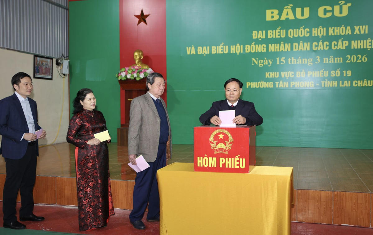 Ông Lê Minh Ngân - Bí thư Tỉnh ủy Lai Châu&nbsp;dự Lễ khai mạc và bỏ phiếu bầu cử đại biểu Quốc hội khóa XVI và đại biểu HĐND các cấp nhiệm kỳ 2026 - 2031 tại Khu vực bỏ phiếu số 19, thuộc tổ dân phố số 16, phường Tân Phong.
