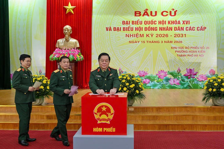 Đại tướng Nguyễn Trọng Nghĩa, Ủy viên Bộ Chính trị, Bí thư Trung ương Đảng, Chủ nhiệm Tổng cục Chính trị Quân đội nhân dân Việt Nam thực hiện bỏ phiếu. (Ảnh: THỦY NGUYÊN)