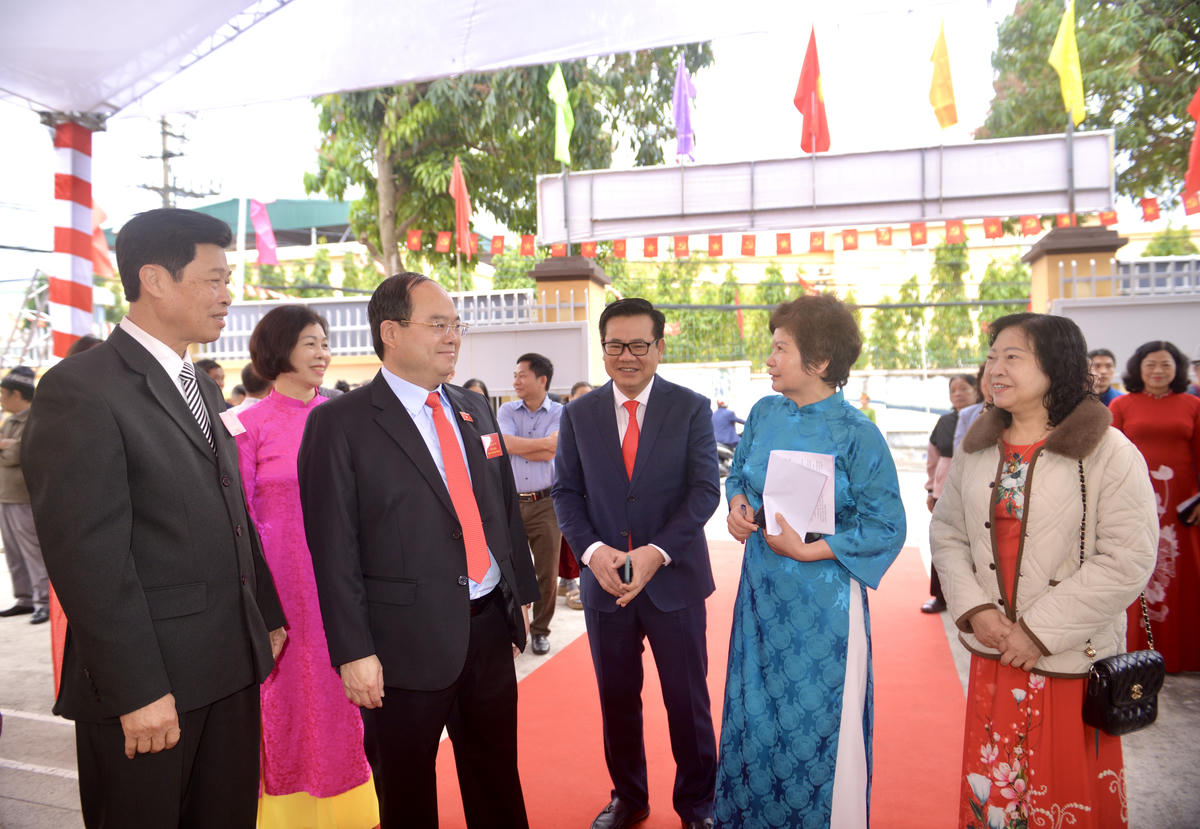 Bí thư Tỉnh ủy Quảng Ninh Quản Minh Cường trao đổi với cử tri tại khu vực bỏ phiếu số 16 phường Hạ Long - Nhà văn hóa khu Hồng Hà 3.