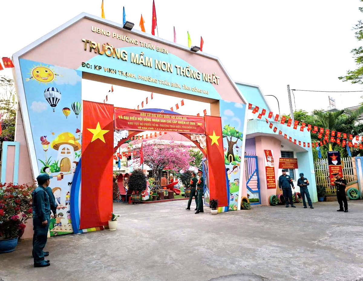 Lực lượng làm nhiệm vụ có mặt tại điểm bỏ phiếu từ rất sớm nhằm phục vụ cho công tác bầu cử đạt hiệu quả cao nhất. Ảnh: S.X