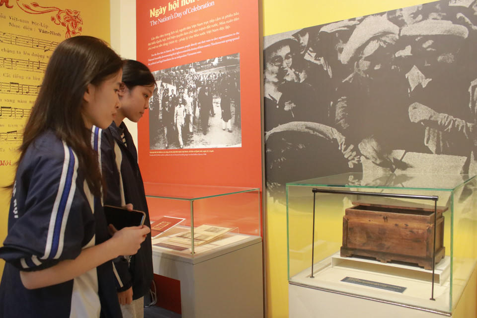 Các bạn trẻ tìm hiểu chiếc hòm phiếu đặc biệt đang được lưu giữ tại Bảo tàng Lịch sử quốc gia.