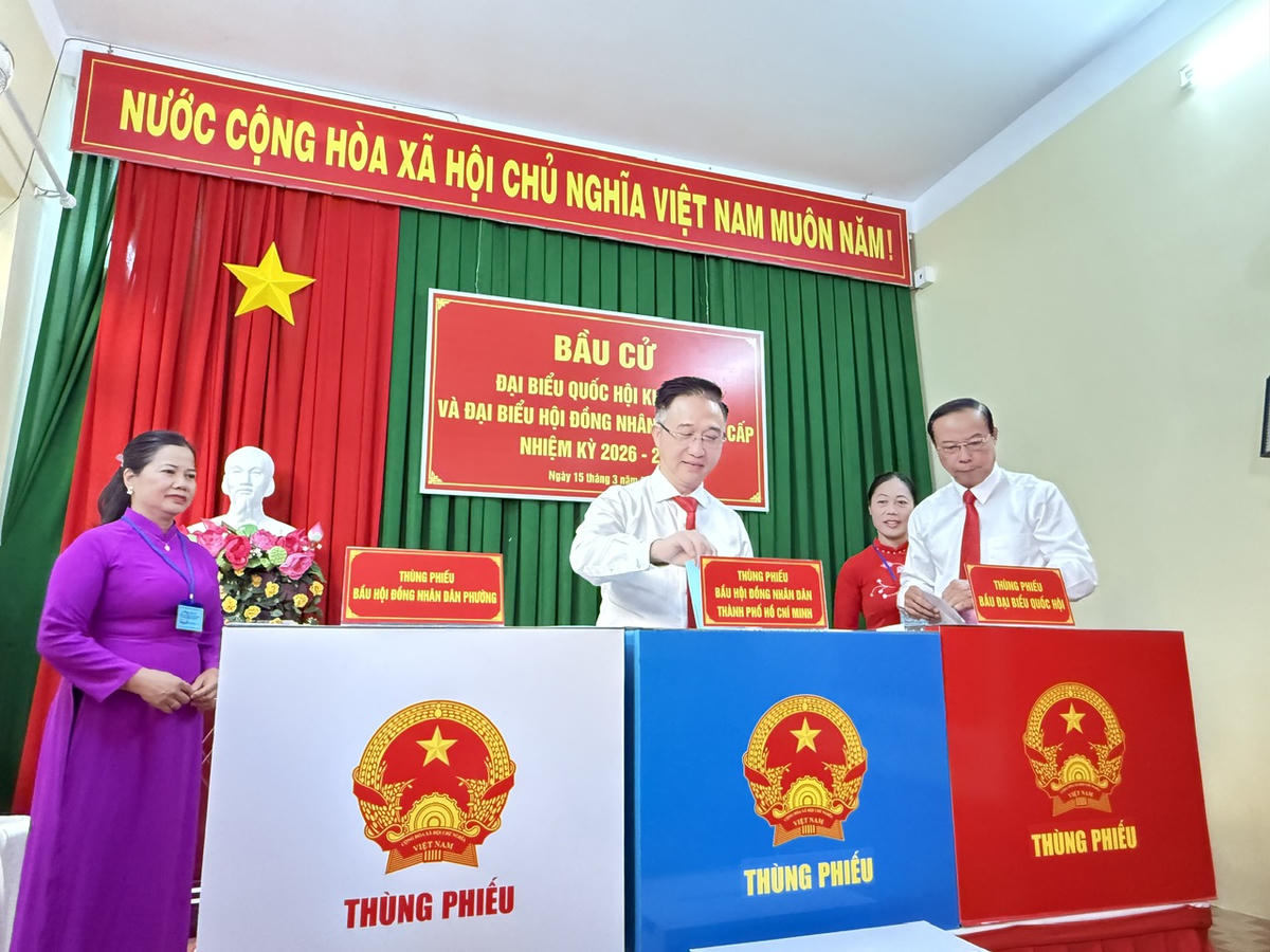 Lãnh đạo Thành uỷ, HĐND TP Hồ Chí Minh và UBND phường Vũng Tàu bỏ phiếu. Ảnh: Mạnh Cường.