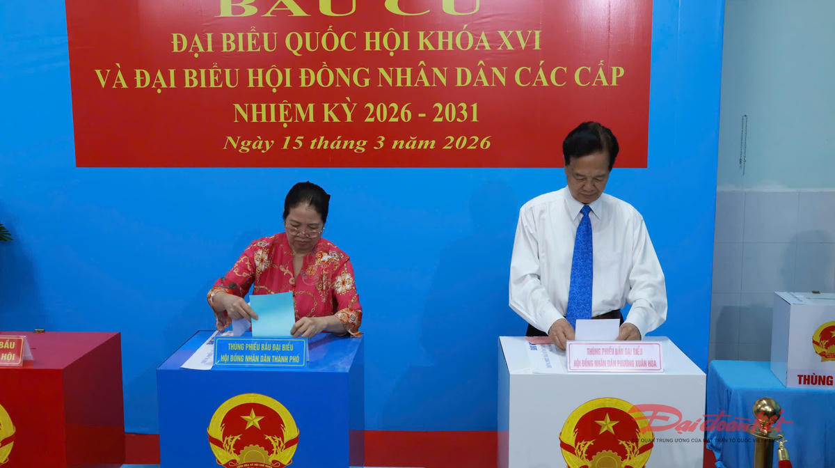 Nguyên Thủ tướng Nguyễn Tấn Dũng tham gia bỏ phiếu. Ảnh: Hồng Phúc.