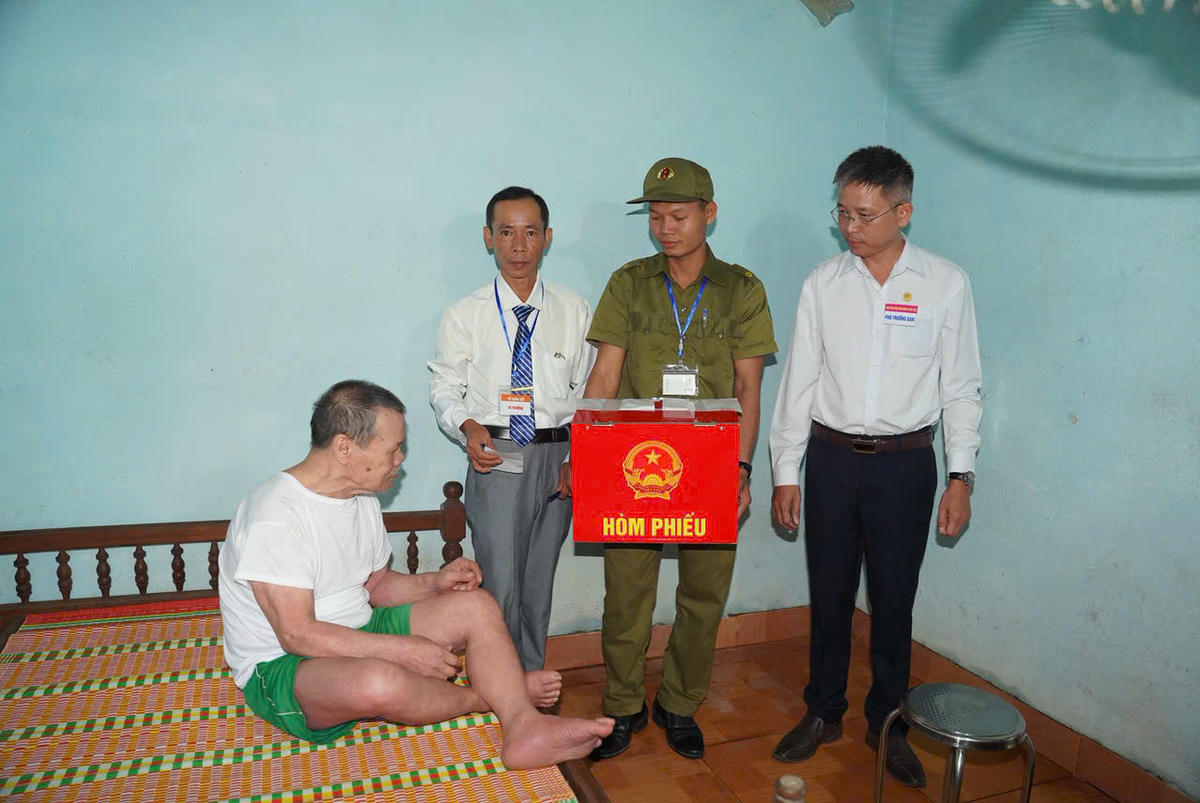 Ông Ngô Nhẫn, thôn Thăng Phương, xã miền núi Trà Tân, được tổ bầu cử mang thùng phiếu phụ đến tận nhà để thực hiện quyền bầu cử của mình. Ảnh: CV.