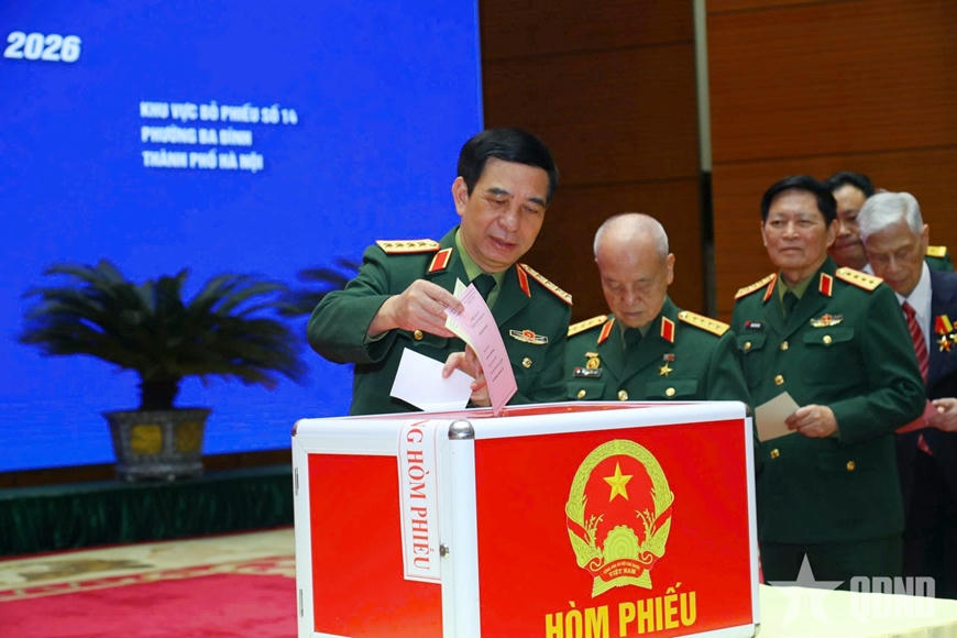 Đại tướng Phan Văn Giang bỏ phiếu bầu đại biểu Quốc hội khóa XVI và đại biểu HĐND các cấp, nhiệm kỳ 2026-2031. Ảnh: Báo QĐND