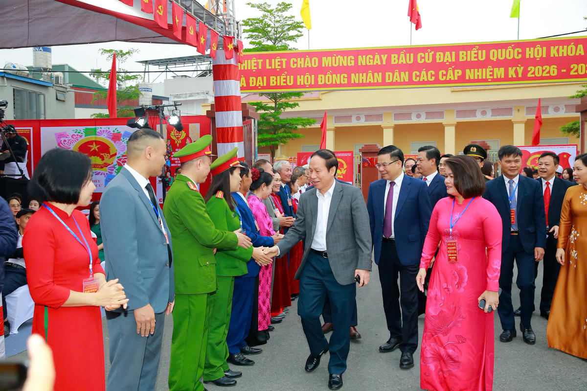 Ông Lê Tiến Châu, Ủy viên Trung ương Đảng, Bí thư Thành ủy Hải Phòng; ông Lê Mạnh Hùng, Uỷ viên Trung ương Đảng, Quyền Bộ trưởng Bộ Công thương bắt tay các cử tri tại phường Phù Liễn. Ảnh: TH. 