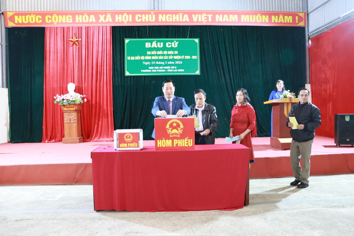 Ông Hà Quang Trung - Phó Bí thư Tỉnh ủy, Chủ tịch UBND tỉnh Lai Châu bỏ phiếu bầu cử thực hiện quyền công dân của mình&nbsp;tại khu vực bỏ phiếu thuộc Tổ dân phố số 10, phường Tân Phong.