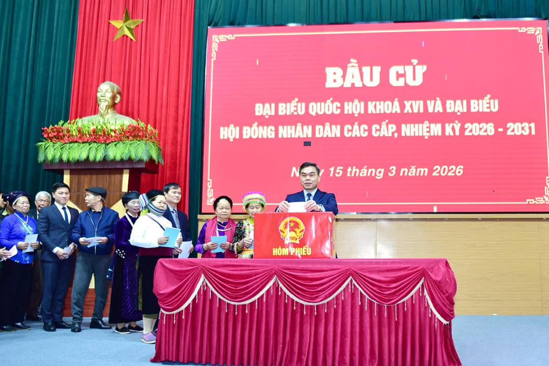 Ông Ma Thế Hồng, Phó Bí thư Tỉnh ủy, Chủ tịch Ủy ban MTTQ Việt Nam tỉnh Tuyên Quang dự lễ khai mạc và tham gia bỏ phiếu tại Khu vực bỏ phiếu số 1, Đơn vị bầu cử số 1, xã Quản Bạ. 