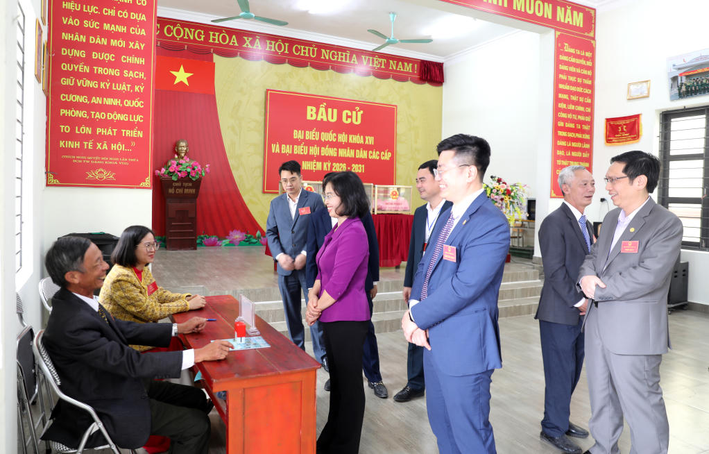 Phó Bí thư Thường trực Tỉnh ủy, Chủ tịch HĐND tỉnh Quảng Ninh Trịnh Thị Minh Thanh trao đổi với thành viên Tổ bầu cử số 2 phường Yên Tử.