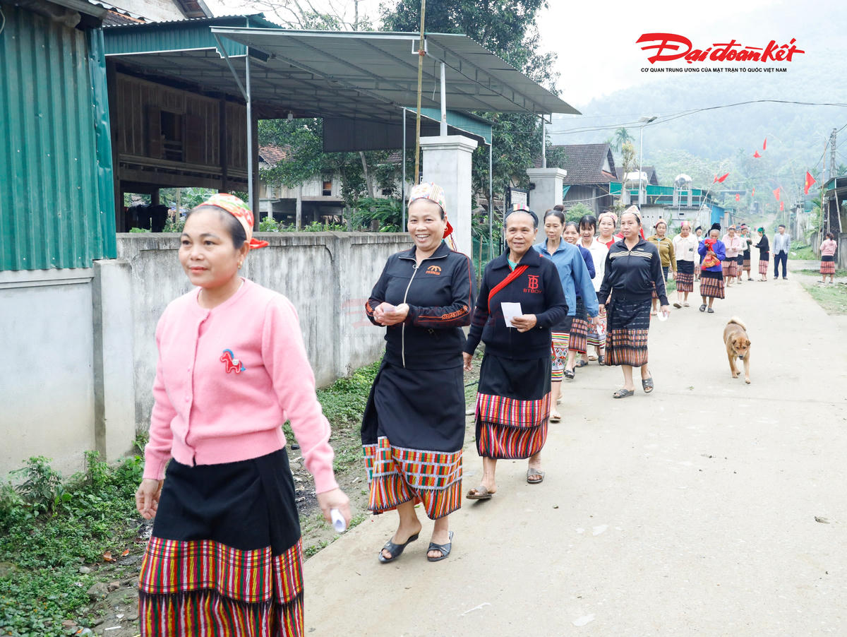 Cử tri khu vực miền núi, biên giới Nghệ An đi bầu cử. Ảnh: ĐB