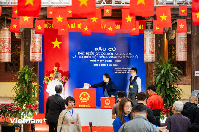 Để phát huy hơn nữa giá trị di tích trong đợt bầu cử, thu hút người dân và du khách tham quan, tìm hiểu ngày hội lớn của người Việt Nam, phường Hoàn Kiếm còn xây dựng các chuyên mục tuyên truyền với nhiều hình thức sinh động như video, hình ảnh, tranh cổ động, infographic... được đăng tải trên các nền tảng mạng xã hội và hệ thống bảng tin cơ sở. (Ảnh: Minh Sơn/Vietnam+).