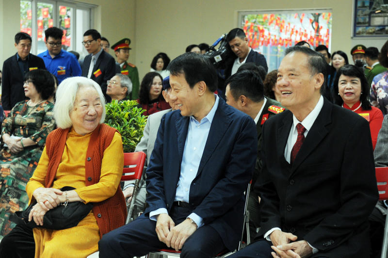  Đại tướng Lương Tam Quang, Ủy viên Bộ Chính trị, Bộ trưởng Bộ Công an&nbsp;và các cử tri tại khu vực bỏ phiếu. Ảnh: Báo CAND