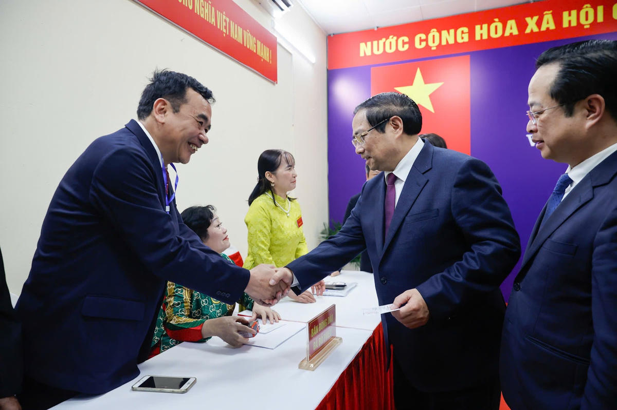 Thủ tướng Chính phủ Phạm Minh Chính thực hiện quyền và nghĩa vụ công dân, bỏ phiếu. Ảnh: Viết Chung