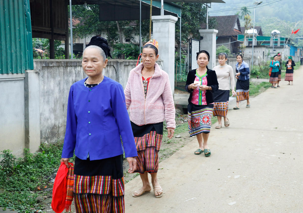 Từ sáng sớm, nhiều cử tri bản Xằng tham gia ngày hội bầu cử. Ảnh: ĐB