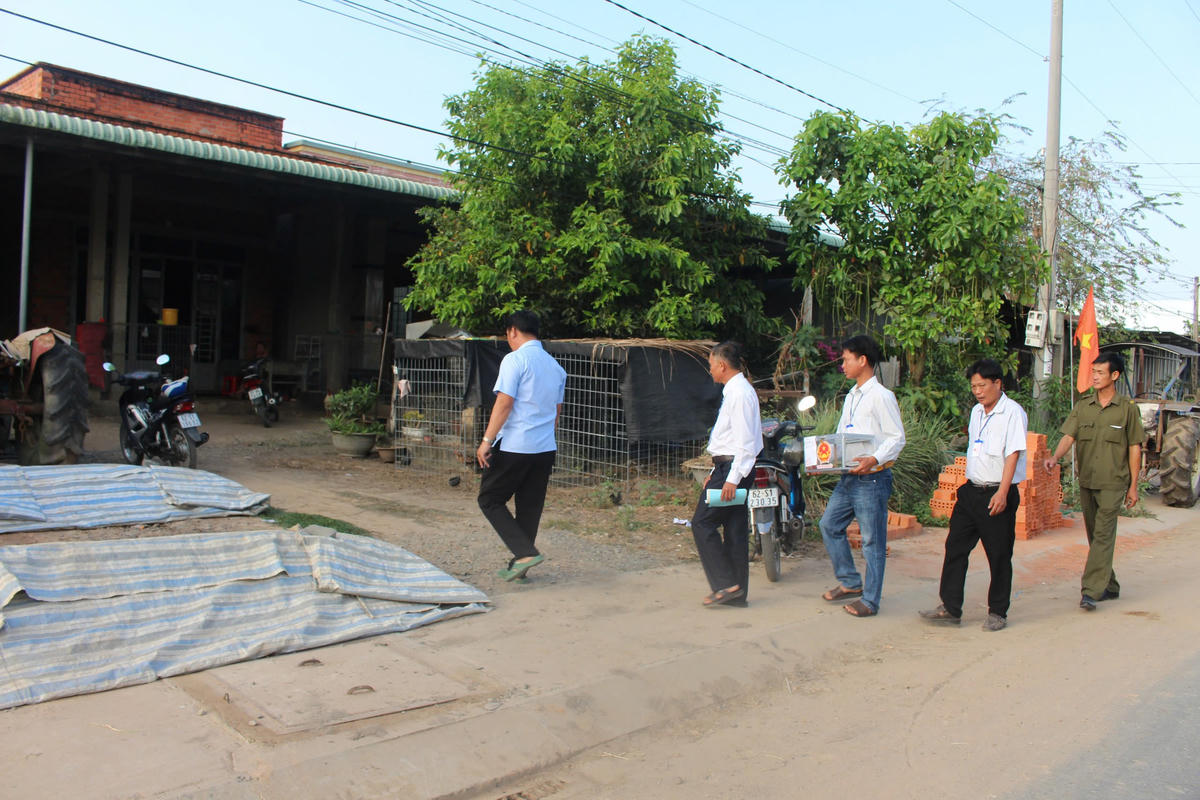 Các lực lượng chức năng đem thùng phiếu tới tận nhà những hộ dân phục vụ người già, người đau bệnh... ở vùng biên giới. Ảnh: Tr.Trung.